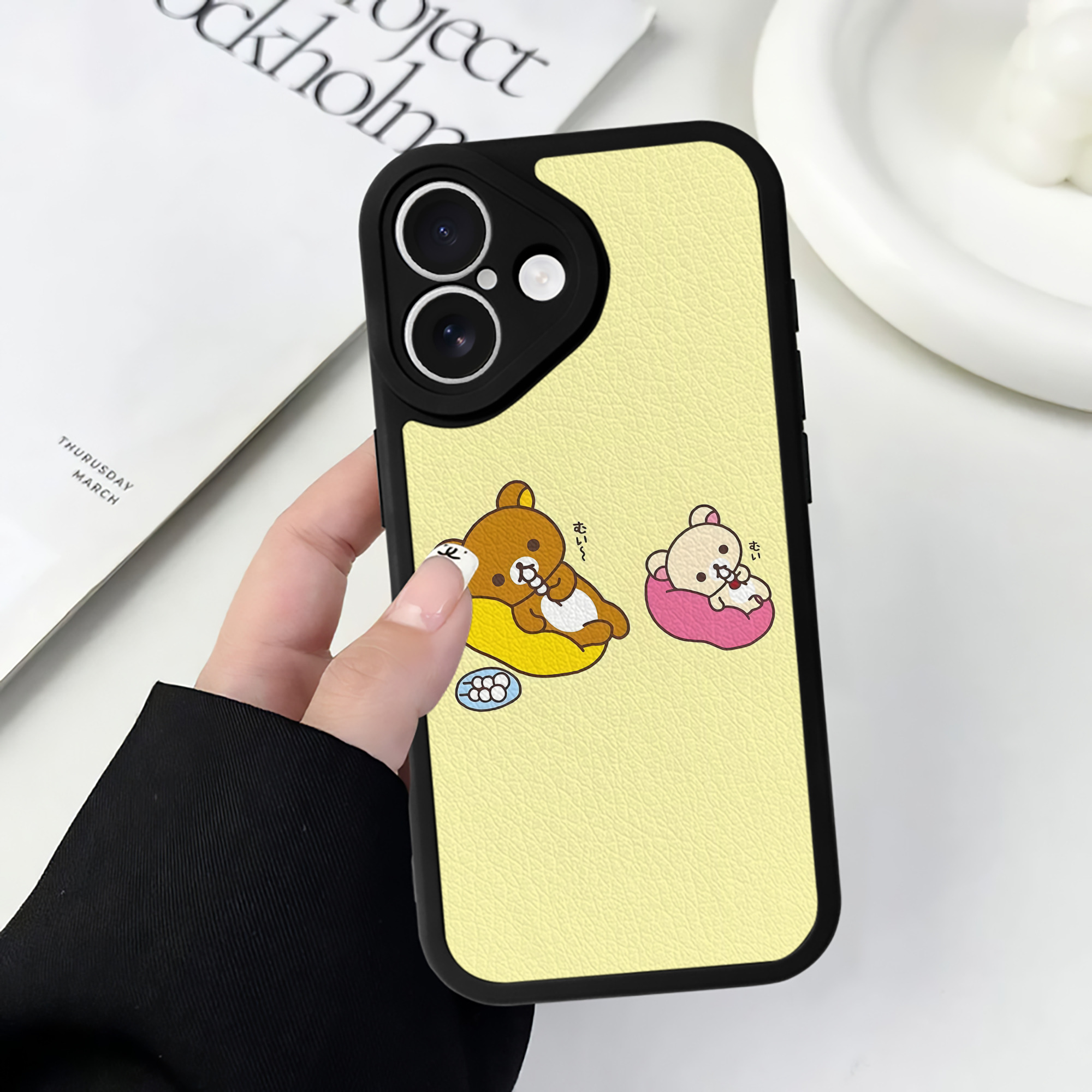 （画像用） リラックマ リラックマ キイロイトリ Rilakkuma Korilakkuma Kiiroitori 【iPhone 16シリーズ対応】シリコンスマホケース（レザー調） 材質：シリコン